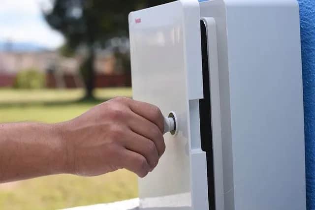 Jak zasłonić skrzynkę elektryczną? Proste sposoby na estetykę i bezpieczeństwo Jak zasłonić skrzynkę elektryczną? Proste sposoby na estetykę i bezpieczeństwo