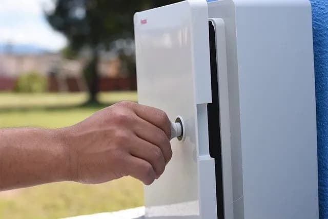 Jak zasłonić skrzynkę elektryczną? Proste sposoby na estetykę i bezpieczeństwo