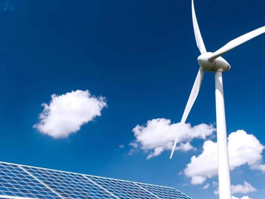 Ile kosztuje postawienie elektrowni wiatrowej? Zaskakujące wydatki i oszczędności