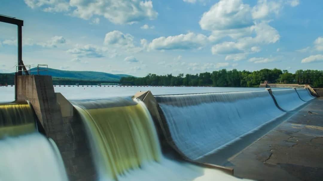 Jak pewna elektrownia wodna wykorzystuje energię potencjalną w praktyce