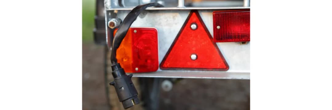 Jak podłączyć gniazdo samochodowe do przyczepki - uniknij problemów z elektryką