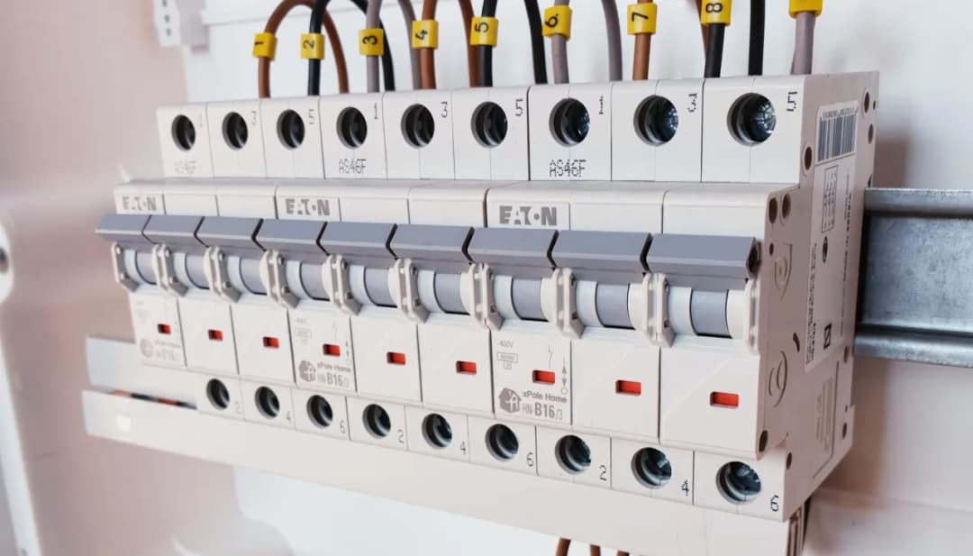 Bezpiecznik B10 co oznacza i jak chroni Twoje instalacje elektryczne