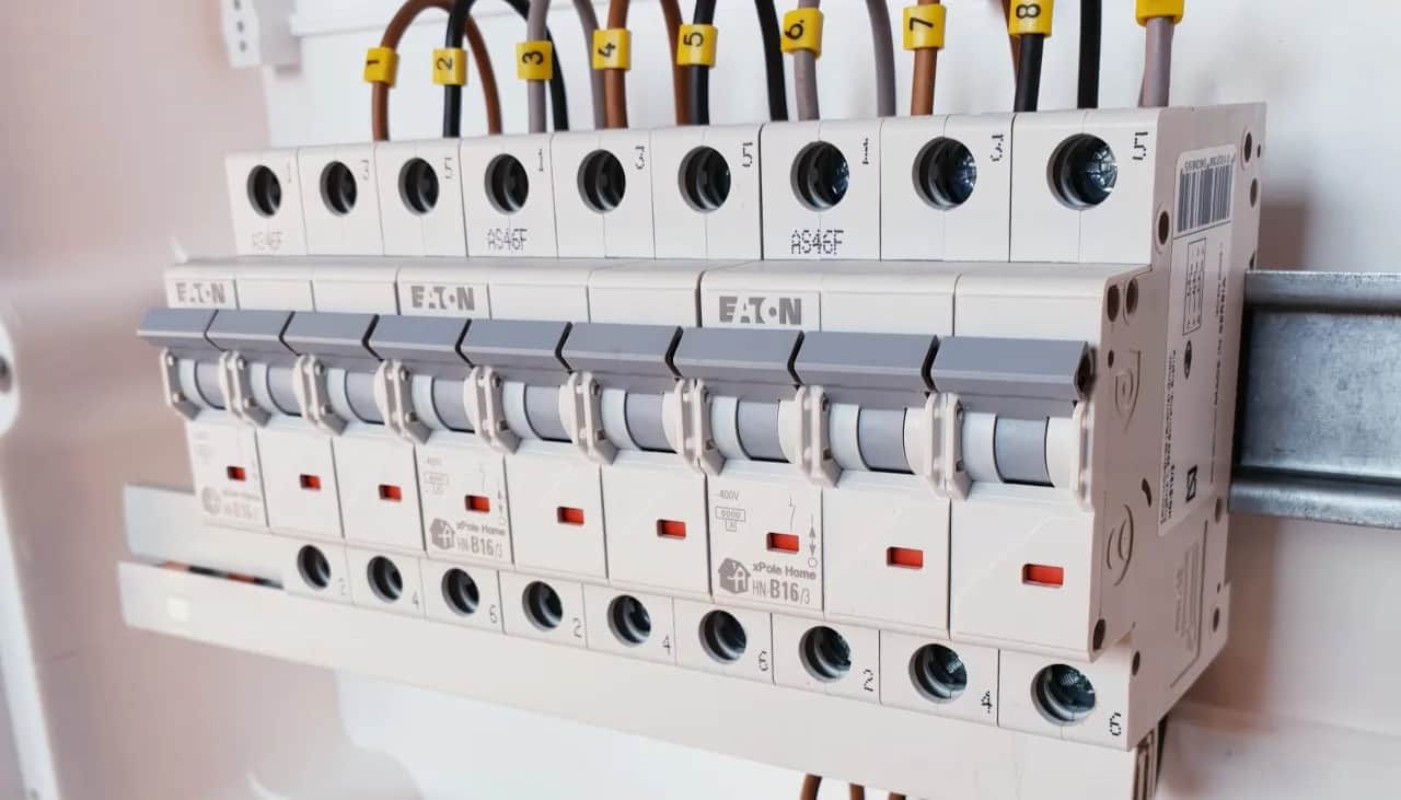 Bezpiecznik B10 co oznacza i jak chroni Twoje instalacje elektryczne