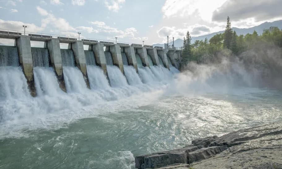 Wady energii wodnej: ukryte zagrożenia i koszty, które musisz znać