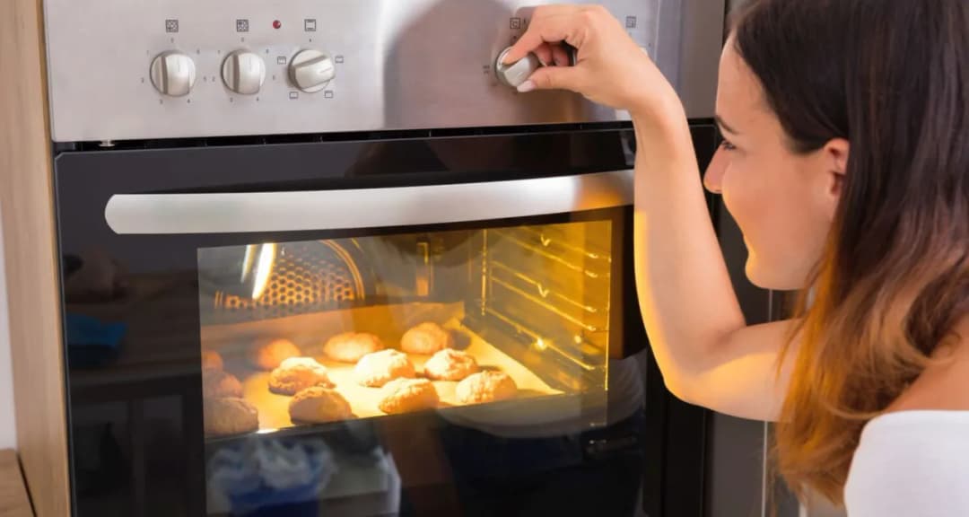 Ile prądu zużywa piekarnik? Sprawdź, jak obniżyć rachunki za energię
