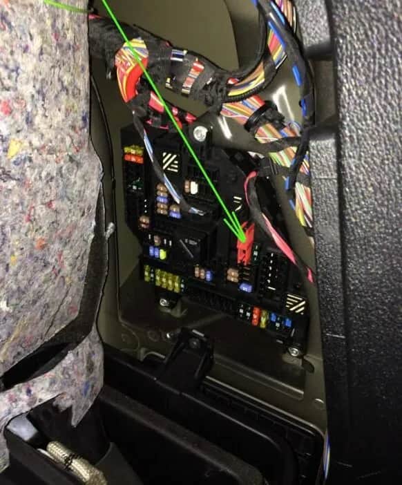 Gdzie znajdują się bezpieczniki w BMW X3 F25? Oto kluczowe informacje